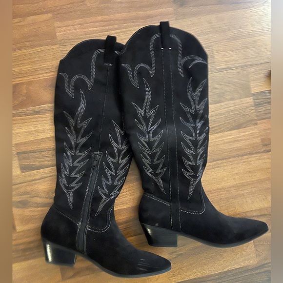 Shoes - Cute cow girl boots knee high